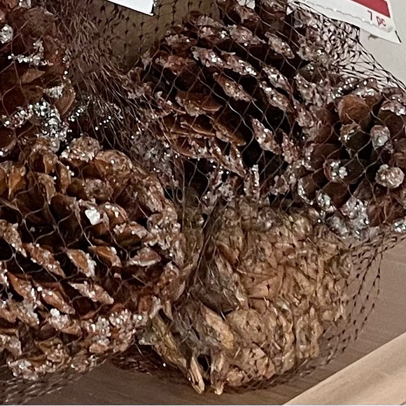 Pine cones (NWT) 3 pkg of 7pc = 21 pc cones - home decor - Picture 9 of 13